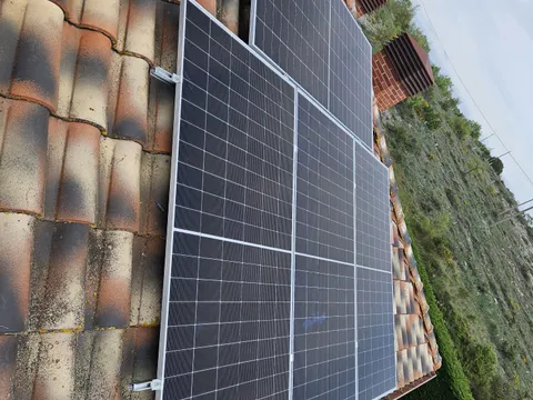 Paneles solares sobre tejado de teja en Zigoitia