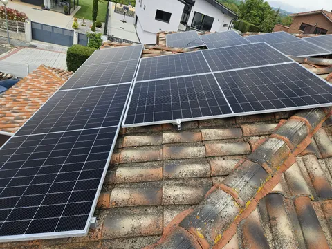 Paneles solares sobre tejado con varias viviendas alrededor en Zigoitia