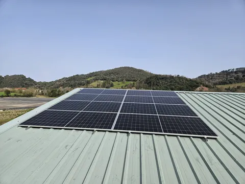 Paneles solares sobre cubierta metálica verde en Zumaia