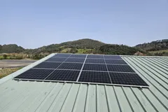 Paneles solares sobre cubierta metálica verde en una vivienda de Zumaia, País Vasco